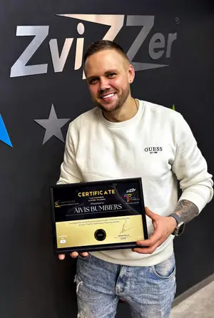 Studijas īpašnieks ar Zvizzer sertifikātu